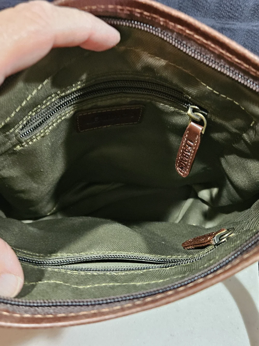 Leabag Unisex Detroit Shoulder Bag